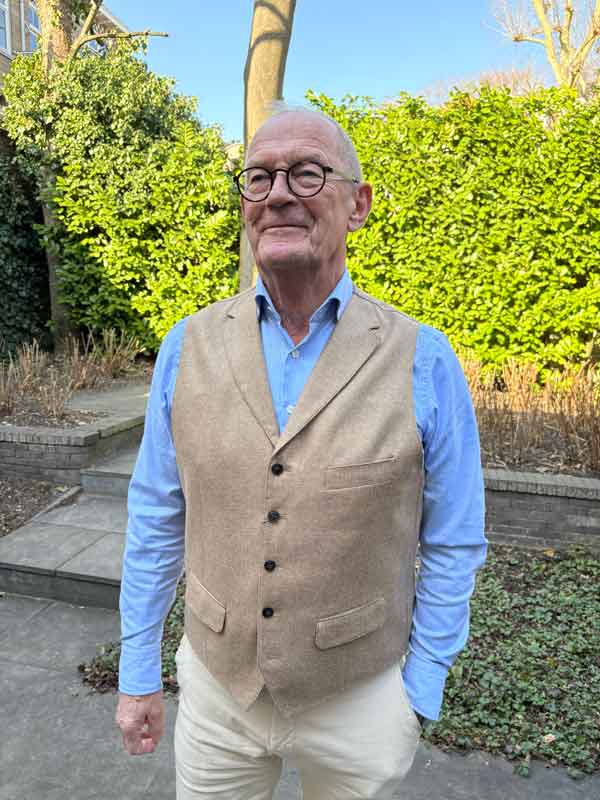 Zijden_Vestje_Wales_Met_Revers_In_Sand