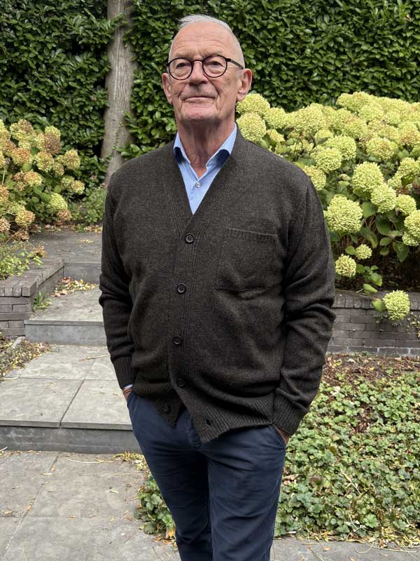 Wollen_Vest_met_Knopen_Donker_Bruin